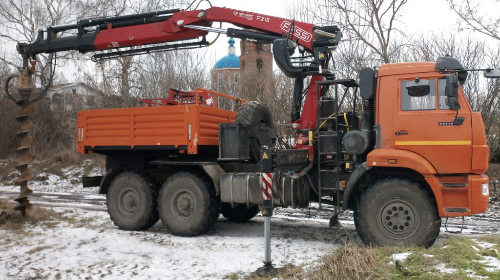 Рабочие будни. КАМАЗ 43118 с F245 с буром.