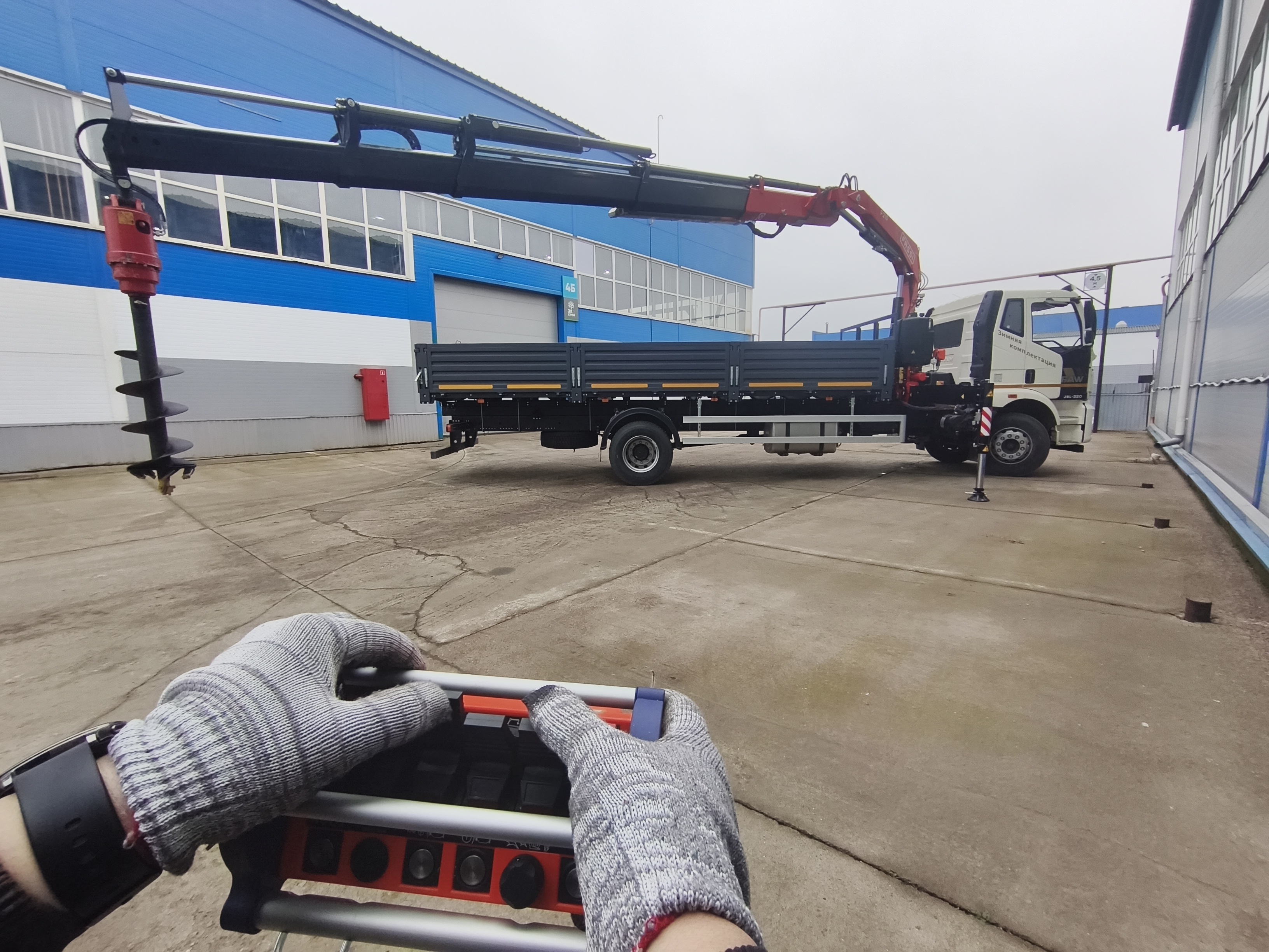 FAW 4x2 (18 т) с КМУ FASSI F215A.0.24 (ВНИМАНИЕ: кран с буром и радиоуправлением)