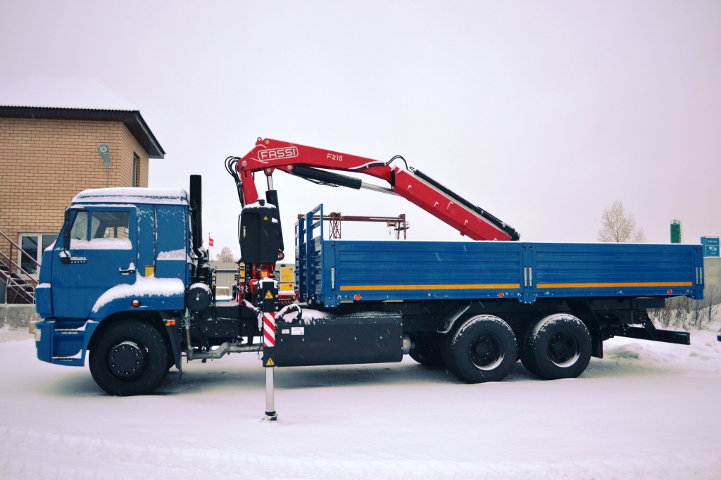 ООО "СПМ": КАМАЗ с КМУ FASSI и с газовым двигателем.