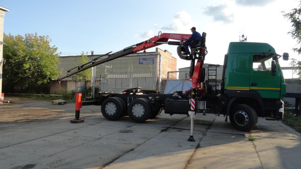 Новинка из Перми: FASSI F245 на седельном тягаче МАЗ