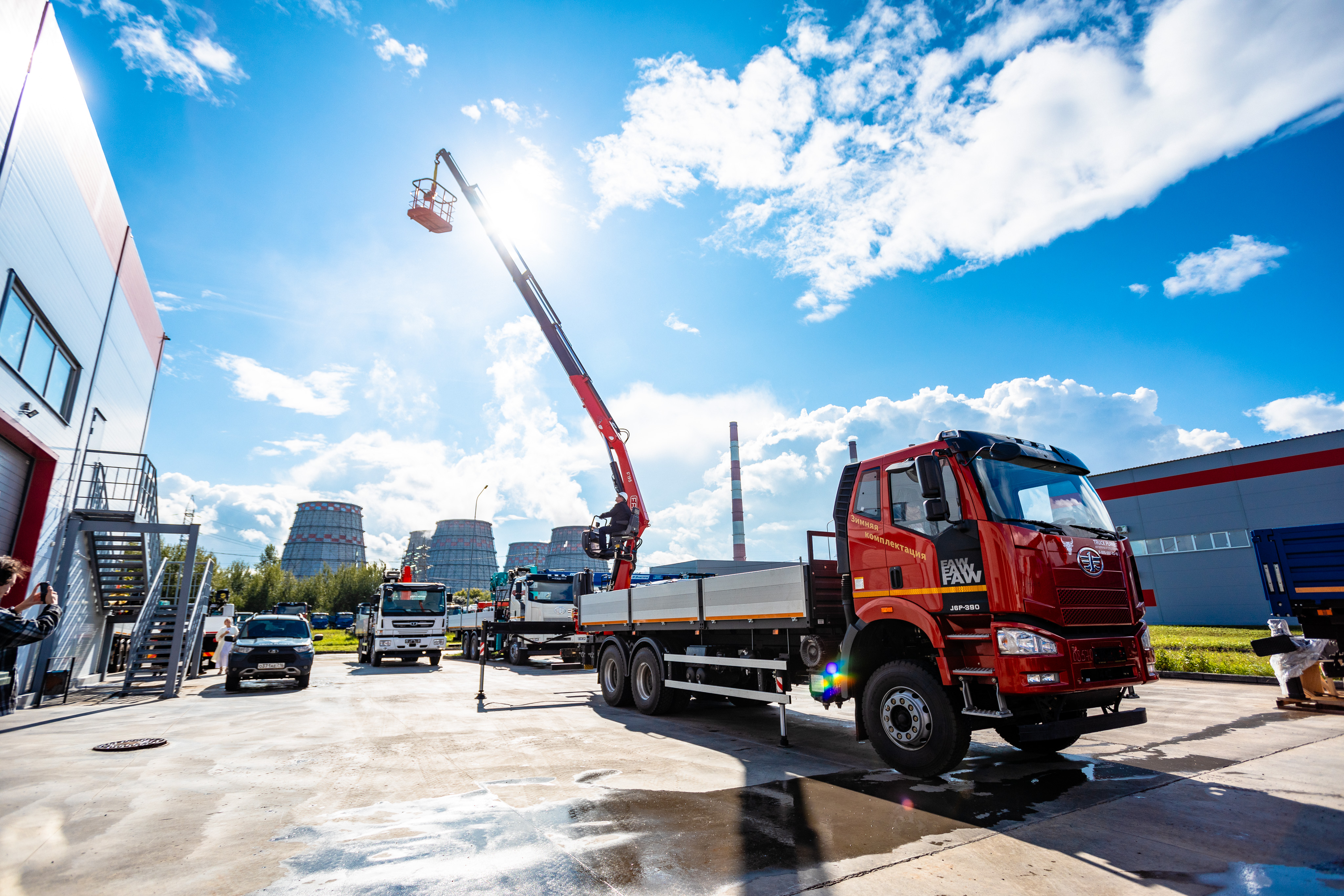 FAW (6х4) J6 CA3250 с КМУ FASSI F215A.0.25 на задний свес / за кабину / по запросу