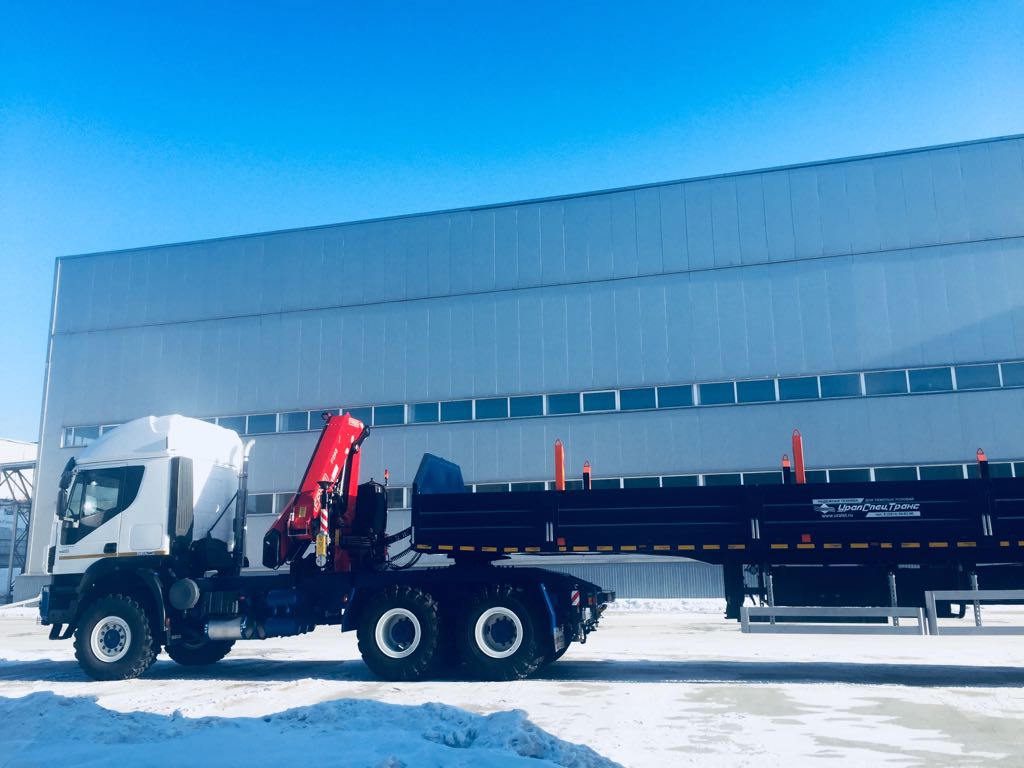 Седельный тягач IVECO-AMT 633910 для буксирования полуприцепов полной массой до 78 тонн по всем видам дорог с КМУ FASSI F295A.0.25 в комплектации c дистанционным управлением